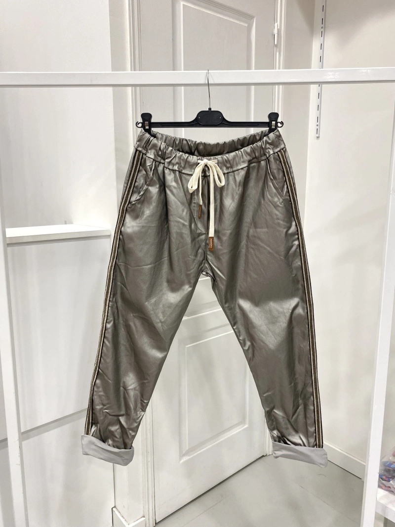 Pantalon simili cuir avec bande sur le côté