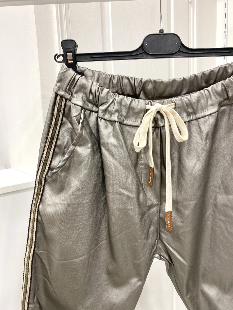 Pantalon simili cuir avec bande sur le côté